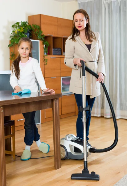 Mulher e filha limpa casa — Fotografia de Stock