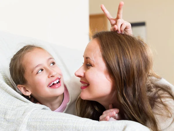 Glad mamma med Tjej — Stockfoto