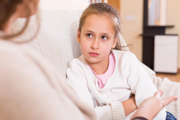 Mutter beschimpft kleine Tochter — Stockfoto