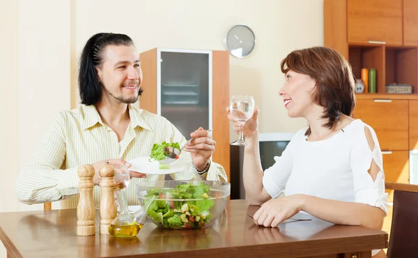 Happy couple eating vegetarian salad — Stock Photo, Image