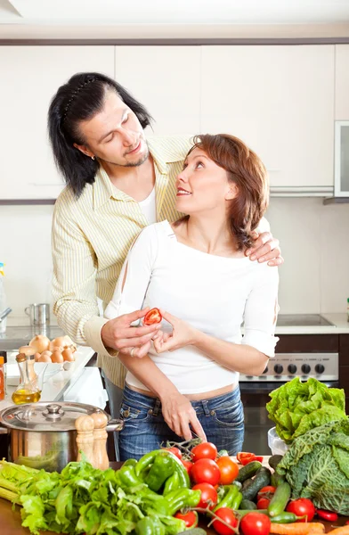 Bela dona de casa com homem cozinhar — Fotografia de Stock