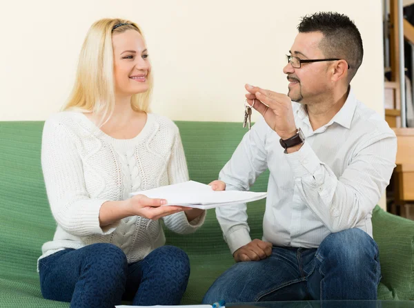 Couple with keys and documents — Stock Photo, Image