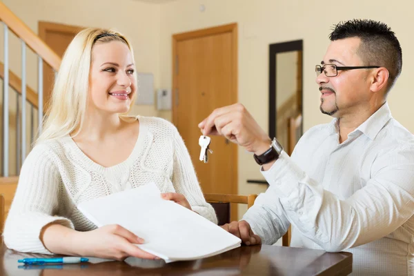 Ehepaar kauft Wohnung — Stockfoto