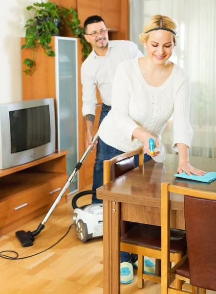 Familie afstoffen en hoovering — Stockfoto