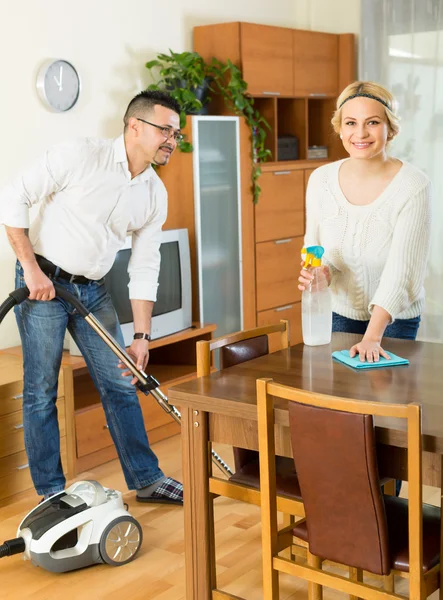 Homem e sua esposa limpeza em casa — Fotografia de Stock