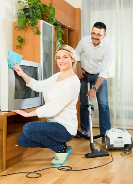 Adam ve karısı evde temizlik — Stok fotoğraf