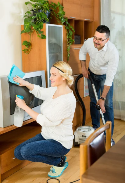 Hombre y su esposa limpiando en casa —  Fotos de Stock