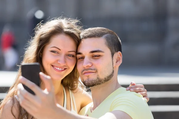 Dvojice dělat selfie na ulici — Stock fotografie