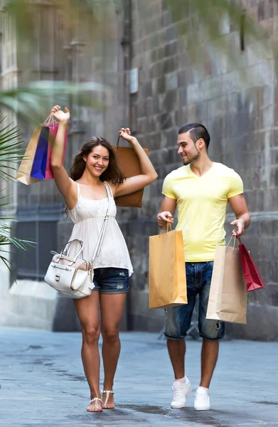 Jovens turistas em tour de compras — Fotografia de Stock
