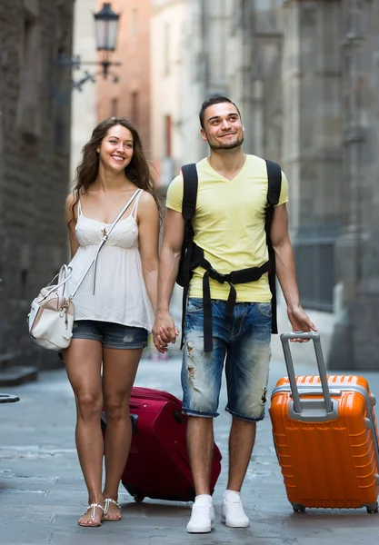 Voyageurs avec bagages dans la rue — Photo