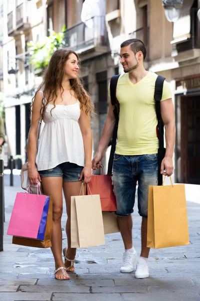 Jeunes touristes en circuit shopping — Photo