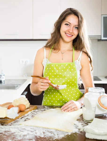 Kvinna förbereder middag — Stockfoto