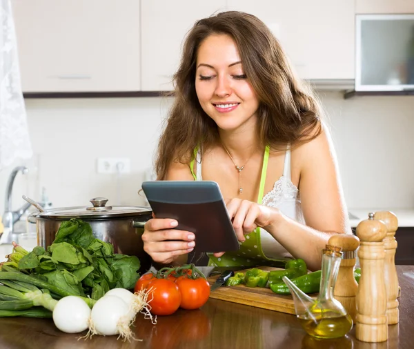 Housewife looking for online recipe — Stock Photo, Image