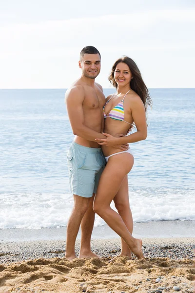 Gars et sa petite amie sur la plage de sable — Photo