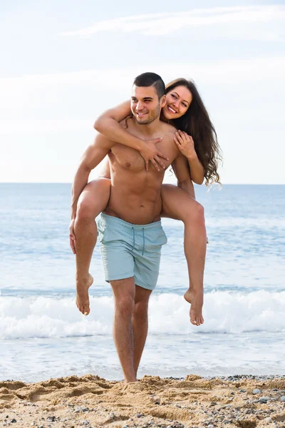 Amantes casal na costa do mar — Fotografia de Stock