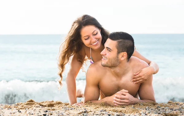 浪漫的年轻情侣在海滩 — 图库照片