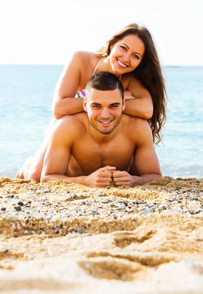 Ragazzo e fidanzata posa sulla sabbia — Foto Stock