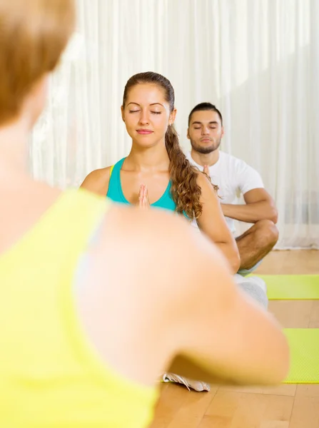 Adultos na prática de ioga em grupo — Fotografia de Stock