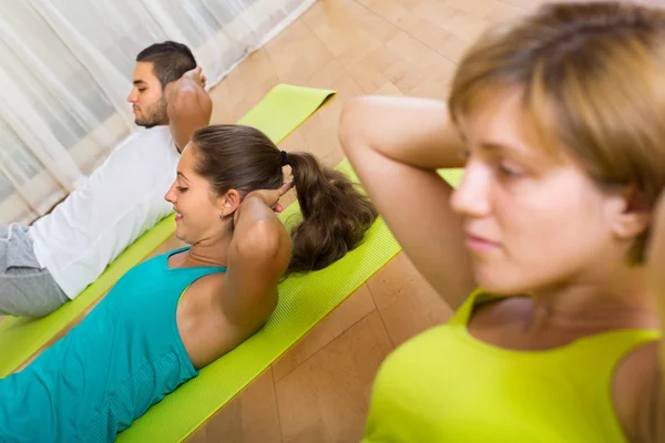 Clase de fitness en club deportivo —  Fotos de Stock