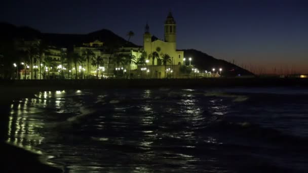 Nacht in Sitges met kerk — Stockvideo