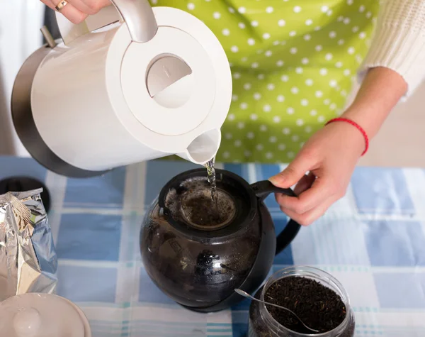 Крупный план заваривания чая домохозяйкой — стоковое фото