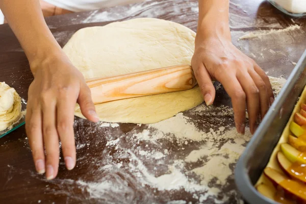 Woman preparing cakes — Stock Photo, Image