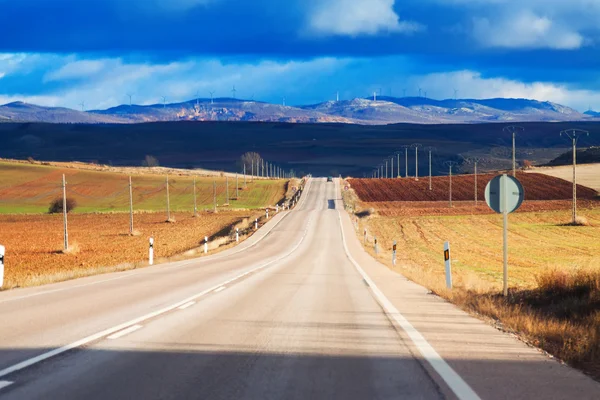 Alanları ve tepeler arasında Avrupa yol — Stok fotoğraf