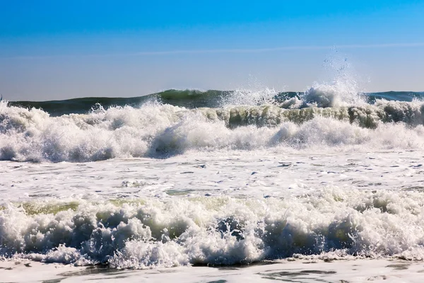 Хвилі в сильному вітрі — стокове фото