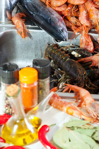 新鮮な生の魚介類、スパイス — ストック写真