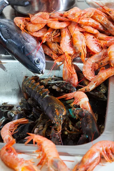 Alimentos do mar crus e peixes no lavatório — Fotografia de Stock