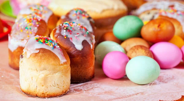 Easter cakes and eggs — Stock Photo, Image