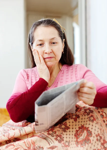 Maravillosamente mujer con periódico —  Fotos de Stock