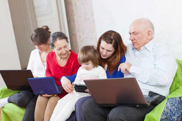 Família feliz com laptops — Fotografia de Stock