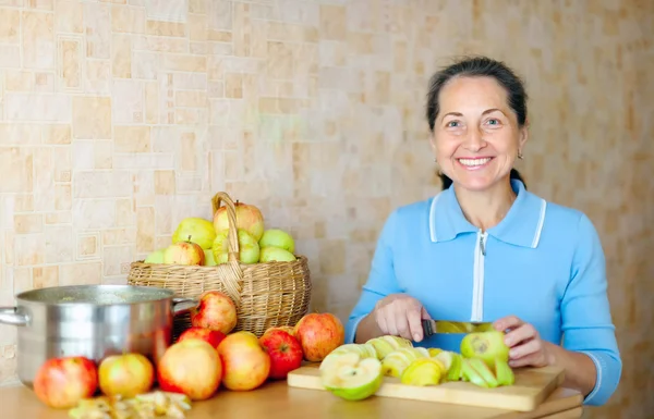 Kvinna skär äpplen för apple sylt — Stockfoto