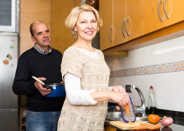 Äldre familj par matlagning — Stockfoto