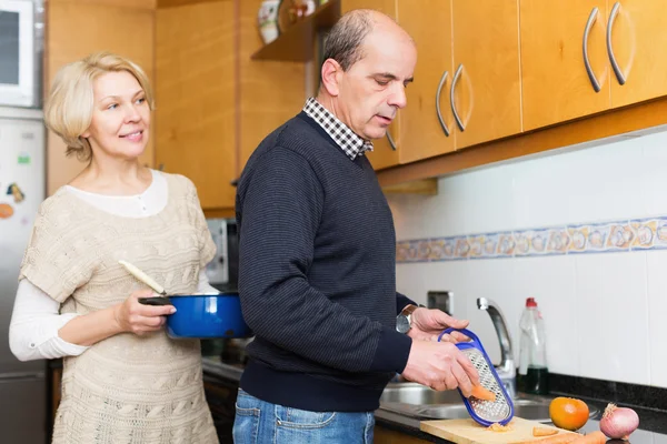 Marito aiutare moglie a cucinare — Foto Stock