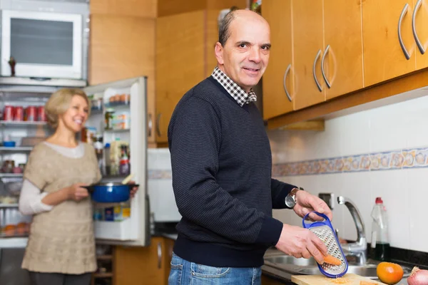 Esposo ayudando a la esposa a cocinar — Foto de Stock