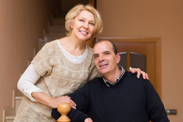 Glückliche Eheleute lehnen an Treppe — Stockfoto