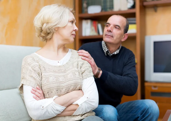 Couple being reconciled after argue — Stock Photo, Image