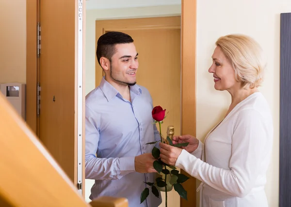 Man and woman standing at doorway — Stock Photo, Image