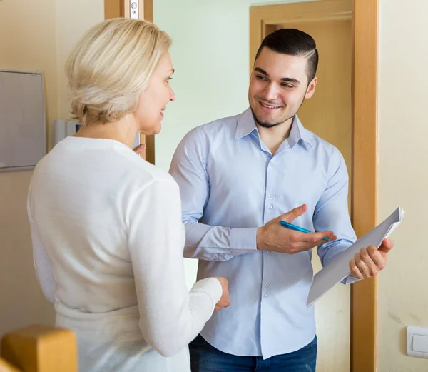 Vrouw vragenlijst voor marketing werknemer — Stockfoto