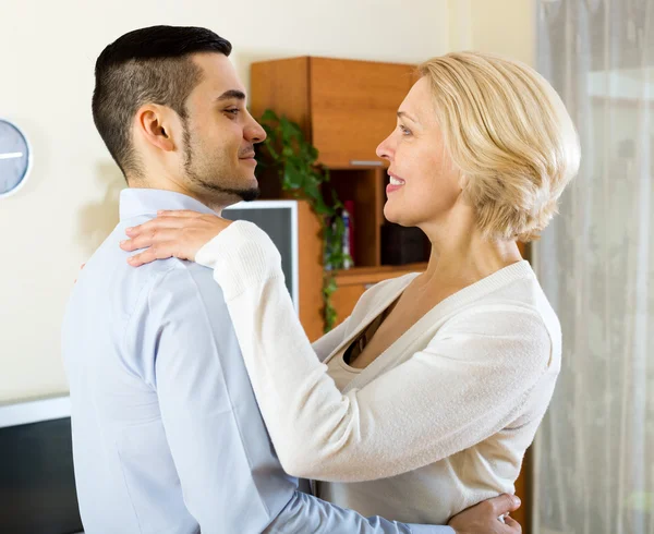 Man and mature woman slowly dancing — Stock Photo, Image