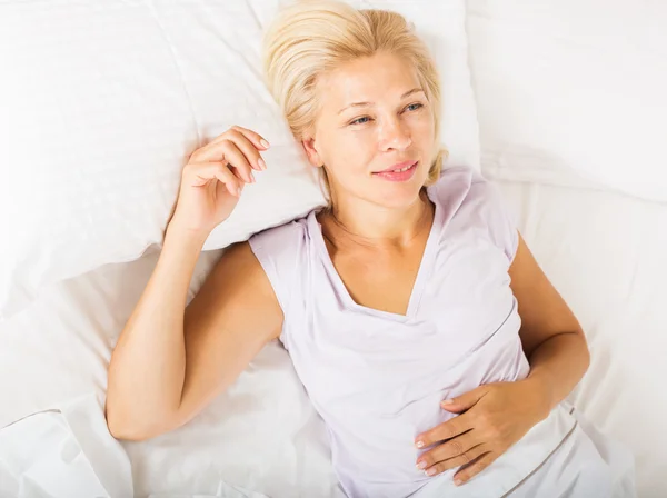 Mulher madura acordando na cama — Fotografia de Stock