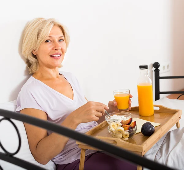 Mature woman enjoying healthy breakfast — Stock Photo, Image