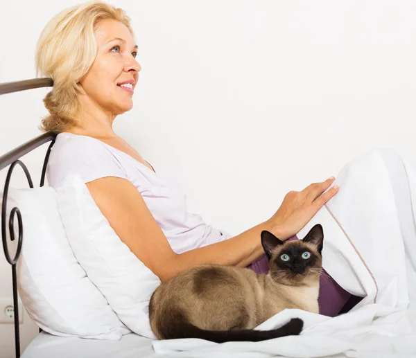 Reife Frau mit Katze — Stockfoto