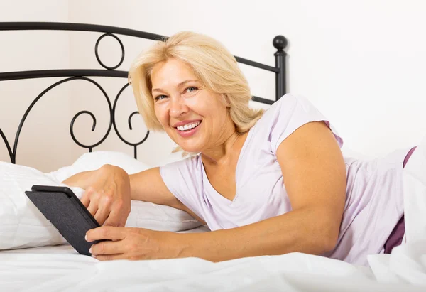 Gelukkig volwassen vrouw met ebook — Stockfoto