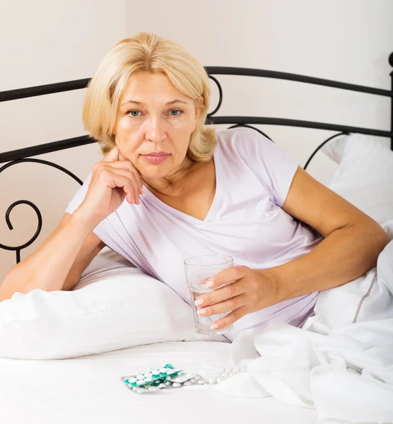 Mujer madura tomando medicamentos — Foto de Stock