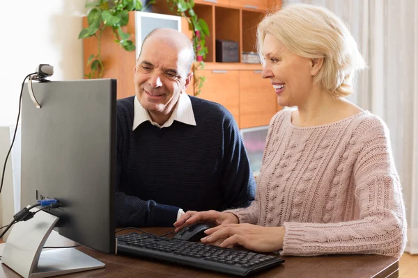 Pensionista sentado junto ao computador — Fotografia de Stock