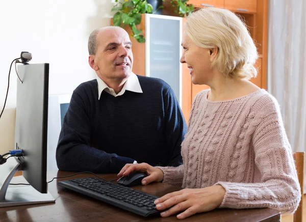 Pensionato seduto insieme al computer — Foto Stock