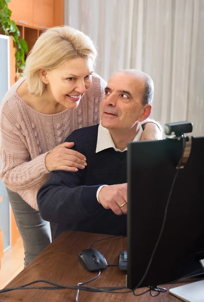 Casal sênior usando PC em casa — Fotografia de Stock